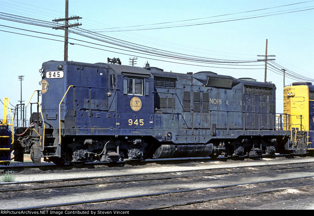 Norfolk & Western GP18 NW #945 on lease to Santa Fe